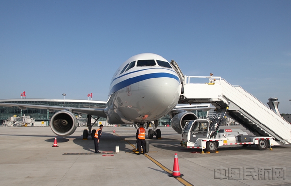 20国航西南分公司空客A320飞机成功试飞达州金垭新机场_副本.jpg 20国航西南分公司空客A320飞机成功试飞达州金垭新机场_副本.jpg