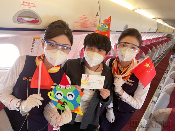 水印 图一 乘务员与旅客合影4.jpg 水印 图一 乘务员与旅客合影4.jpg