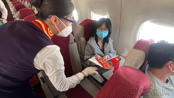 水印 图二 乘务员为旅客送去纪念品1.jpg 水印 图二 乘务员为旅客送去纪念品1.jpg