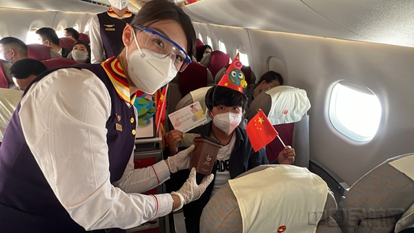 水印 图四 乘务员为旅客送上小礼品3.jpg 水印 图四 乘务员为旅客送上小礼品3.jpg