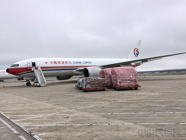 水印 芯片企业急需的光刻胶由东航物流旗下中货航航班运抵上海-东航物流供图1.jpg 水印 芯片企业急需的光刻胶由东航物流旗下中货航航班运抵上海-东航物流供图1.jpg