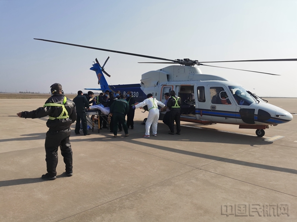水印 南航通航兴城基地对平台病人实施急救 孔祥龙摄1.jpg