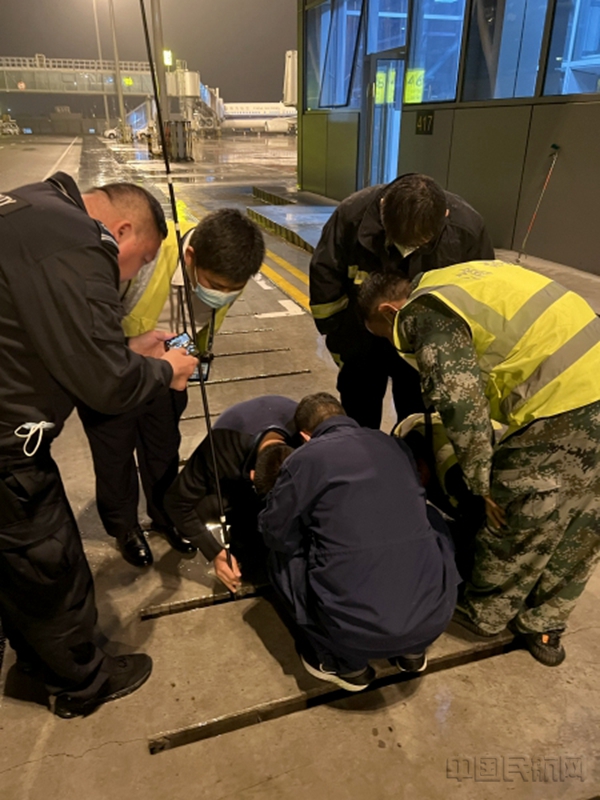 水印 图片说明:南航贵州地服人员和机场、消防工作人员共同帮梁先生打捞手机 (2)2