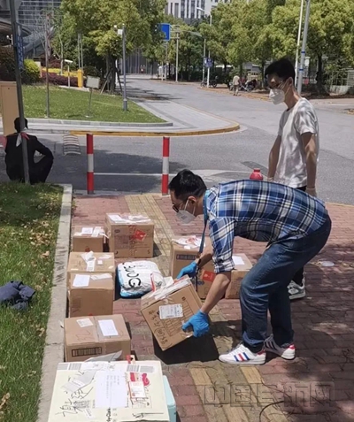 整理物品的吴子青.jpg 整理物品的吴子青.jpg