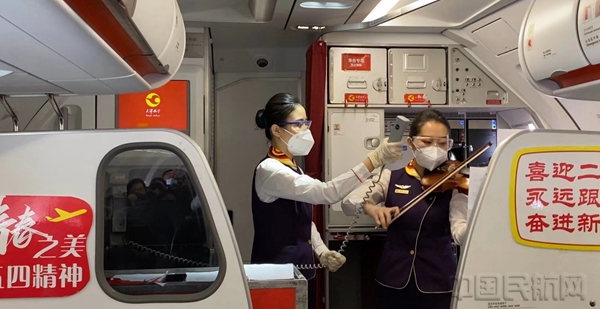 水印 图二 GS7595航班上乘务员表演小提琴独奏1.jpg 水印 图二 GS7595航班上乘务员表演小提琴独奏1.jpg