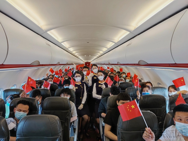 水印 图四 GS7926航班上乘务员与旅客齐声合唱4.jpg 水印 图四 GS7926航班上乘务员与旅客齐声合唱4.jpg