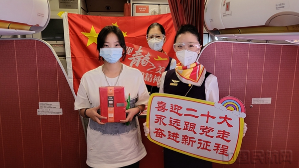 水印 图五 乘务员与旅客互动5.jpg 水印 图五 乘务员与旅客互动5.jpg