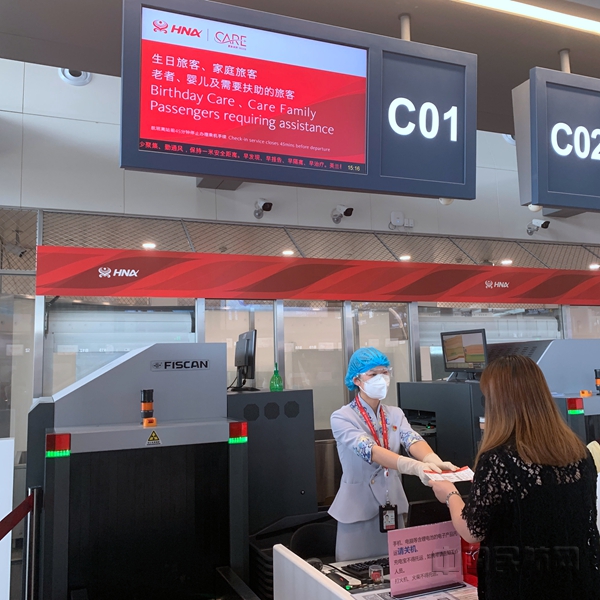 附图1:生日旅客在专属值机柜台办理乘机手续 (蔡雪薇 摄)_副本.jpg 附图1:生日旅客在专属值机柜台办理乘机手续 (蔡雪薇 摄)_副本.jpg