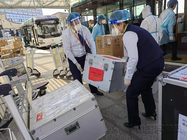 南航地服人员提早为医疗队员安排超规行李托运-南航上海分公司供图_副本.jpg