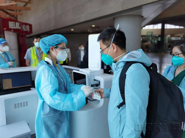 准备登上南航航班的河南医疗队员-南航上海分公司供图_副本.jpg