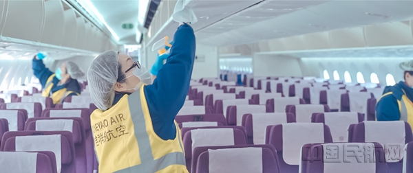 图为吉祥航空工作人员对客舱环境开展消杀_副本.jpg 图为吉祥航空工作人员对客舱环境开展消杀_副本.jpg