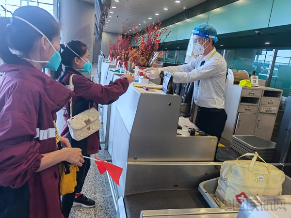水印 附图2:工作人员快速为返琼医护人员办理值机手续02