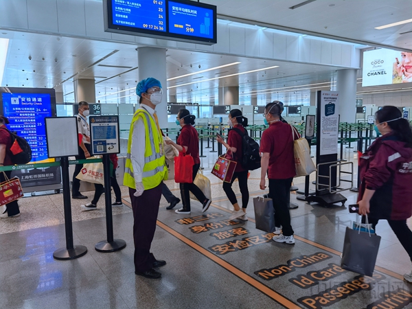 水印 附图3:海航工作人员协助引导返琼医护人员快速过安检03