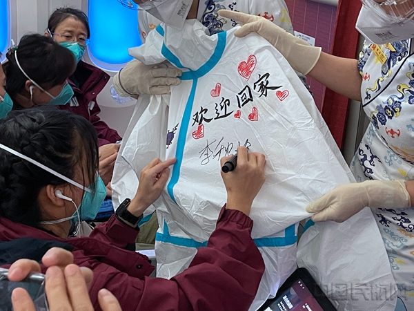 水印 附图7:医护人员在防护服上签字07
