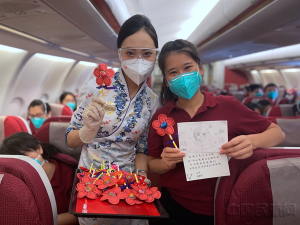 水印 附图8:乘务员给医护人员赠送手绘明信片和棒棒糖小红花08