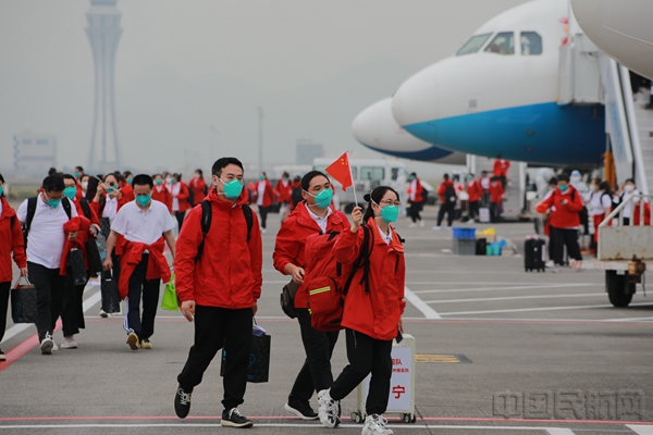 水印 医疗队员搭乘重庆航空航班返渝回家-重庆航空供图1