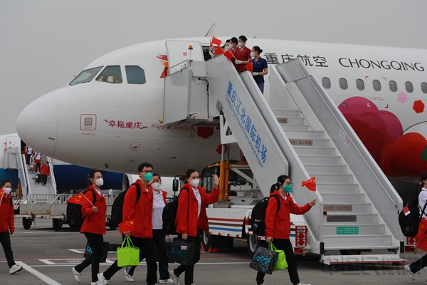水印 重庆航空安排“幸福重庆号”等主题彩绘机承运医疗队员返程-重庆航空供图5