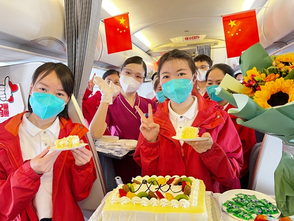 水印 重庆航空为5月生日的医疗队员准备了蛋糕-重庆航空供图6