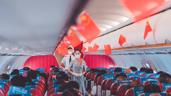 水印 图2:乘务员欢迎旅客2.jpg 水印 图2:乘务员欢迎旅客2.jpg
