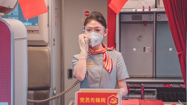 水印 图3:乘务员亮明党员身份3.jpg 水印 图3:乘务员亮明党员身份3.jpg