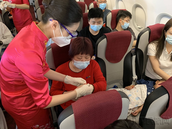 水印 图三 乘务组为旅客送上节日礼品五彩绳2.jpg 水印 图三 乘务组为旅客送上节日礼品五彩绳2.jpg