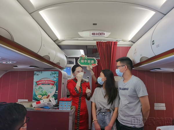 水印 图2:乘务员与旅客互动2.jpg 水印 图2:乘务员与旅客互动2.jpg
