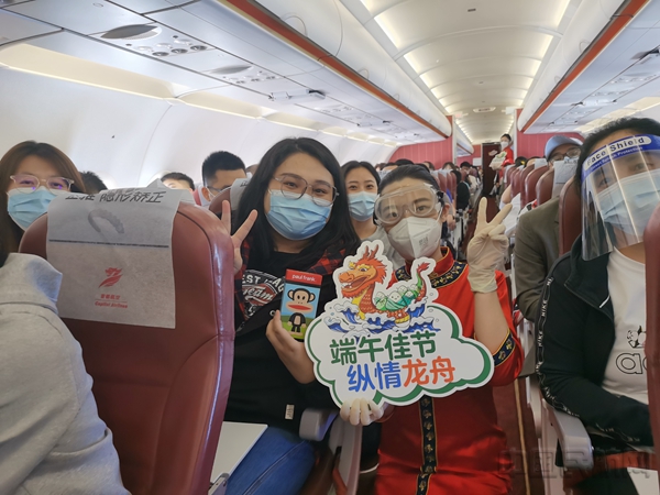 水印 图4:乘务员与旅客互动4.jpg 水印 图4:乘务员与旅客互动4.jpg