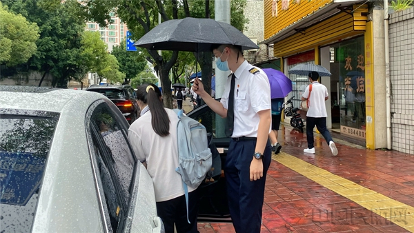 水印 南航飞行员认真与社会各界一起保障高考学子无忧出行。4