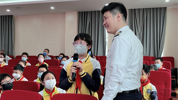 水印 飞行员杨智在六一前夕前往希望小学科普航空知识。3
