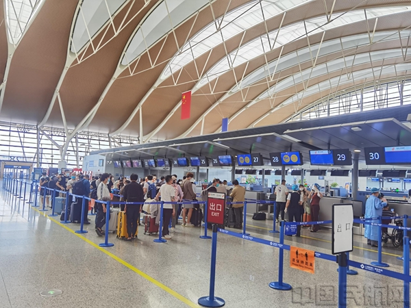 首批在沪国内客运航班恢复后,国航旅客在浦东机场值机.jpg 首批在沪国内客运航班恢复后,国航旅客在浦东机场值机.jpg