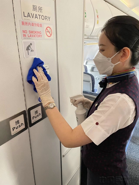 及时为客舱做好清洁消毒.jpg 及时为客舱做好清洁消毒.jpg