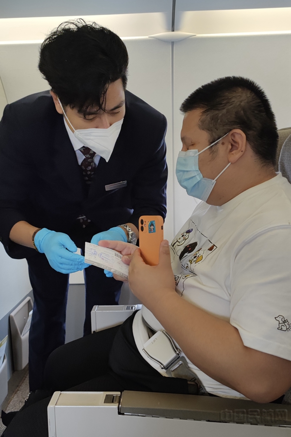 水印 悉心介绍客舱辅助设备4.jpg