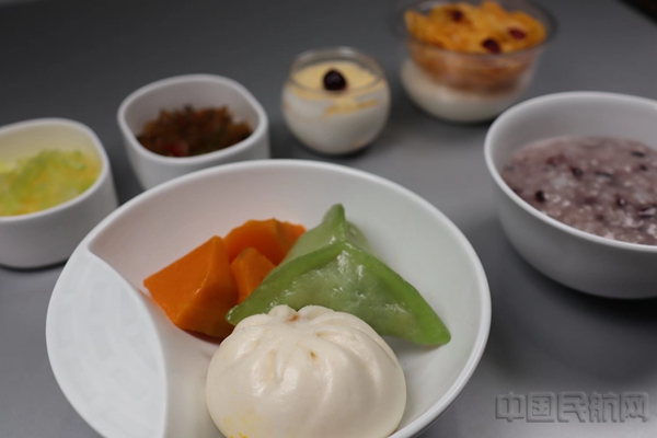 水印 “云上食·沪”的两舱早餐-东航供图2.jpg