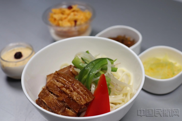 水印 6月“东航那碗面”的当月主打,是“本帮焖肉拌面”搭配青椒茭白银牙丝-东航供图3.jpg