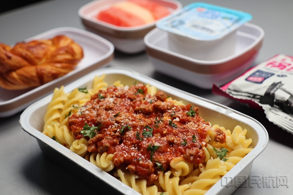 水印 “云上食·沪”的经济舱早餐-东航供图1.jpg
