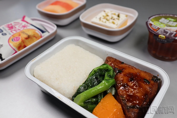 水印 在午餐晚餐时段供应的本帮油豆腐塞肉饭-东航供图4.jpg