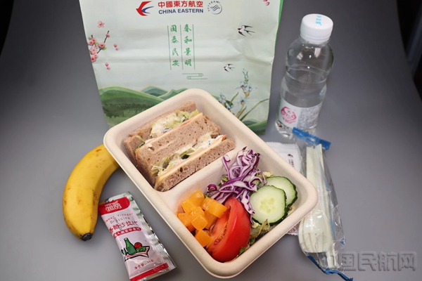水印 纸袋餐及“溢彩”点心盒继续在非用餐时段的航班提供-东航供图5.jpg