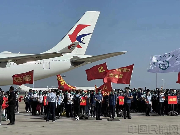 东航航班欢送山西医疗队离沪回家-东航供图.jpg 东航航班欢送山西医疗队离沪回家-东航供图.jpg