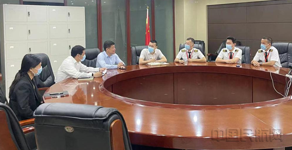 图2:与机组人员开展座谈_副本.png 图2:与机组人员开展座谈_副本.png