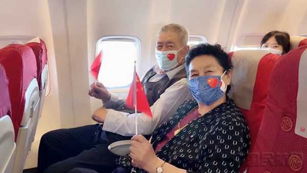 水印 20220701海南航空新闻通稿:海南航空开展庆七一“万米高空党旗飘 初心弥坚跟党走”主题航班活动(1)(1)14054.jpg
