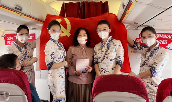 水印 20220701海南航空新闻通稿:海南航空开展庆七一“万米高空党旗飘 初心弥坚跟党走”主题航班活动(1)(1)14325.jpg
