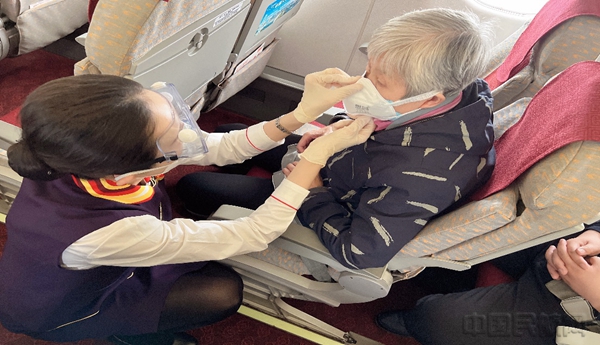 图一 航班上杨柳对特殊旅客细心照顾2.jpg