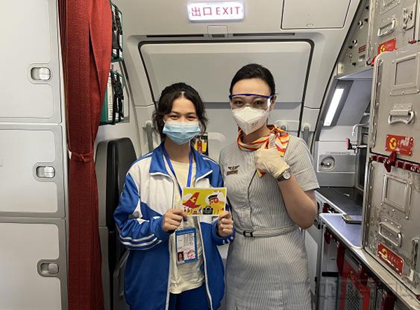 水印 图二 乘务员与“返疆”同学合影1.jpg