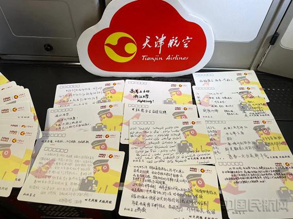 水印 图三 同学们在沟通卡上写下美好祝福2.jpg