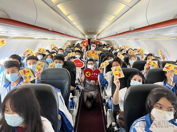 水印 图四 乘务组与同学们合影3.jpg