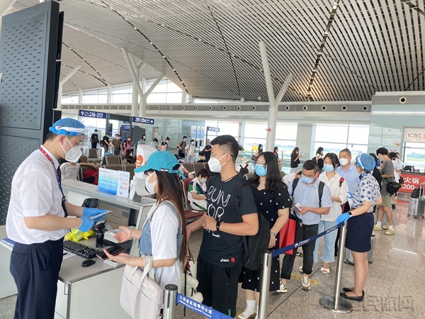 0.旅客排队办理登机1