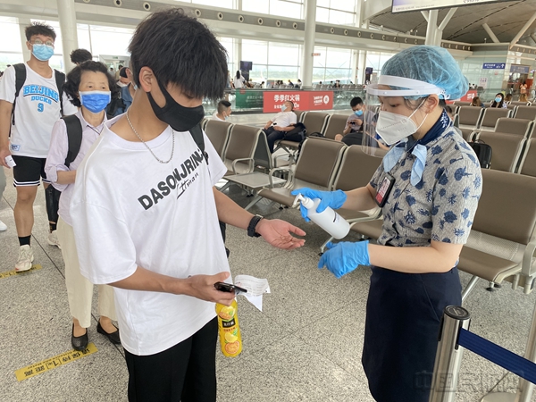 1.地服人员为旅客做手消2