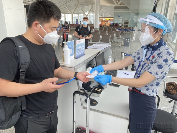 2.地服人员为旅客办理登机3