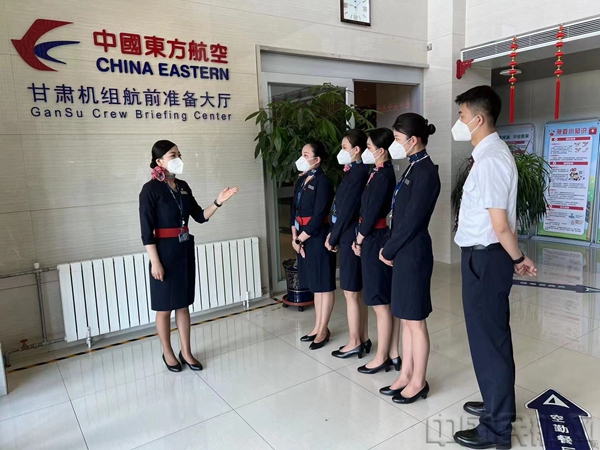 东航客舱部为调往兰州驻场的A320客机派驻了乘务组-东航客舱供图.jpg 东航客舱部为调往兰州驻场的A320客机派驻了乘务组-东航客舱供图.jpg