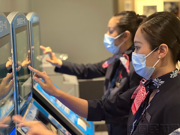 由上海派驻成都的东航空乘进行航前准备-东航客舱供图.jpg 由上海派驻成都的东航空乘进行航前准备-东航客舱供图.jpg